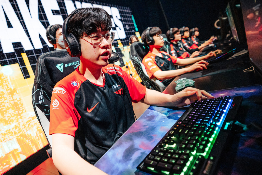 KT险胜SHR，Zeus团战一打五激烈交锋八强赛，锁定晋级资格