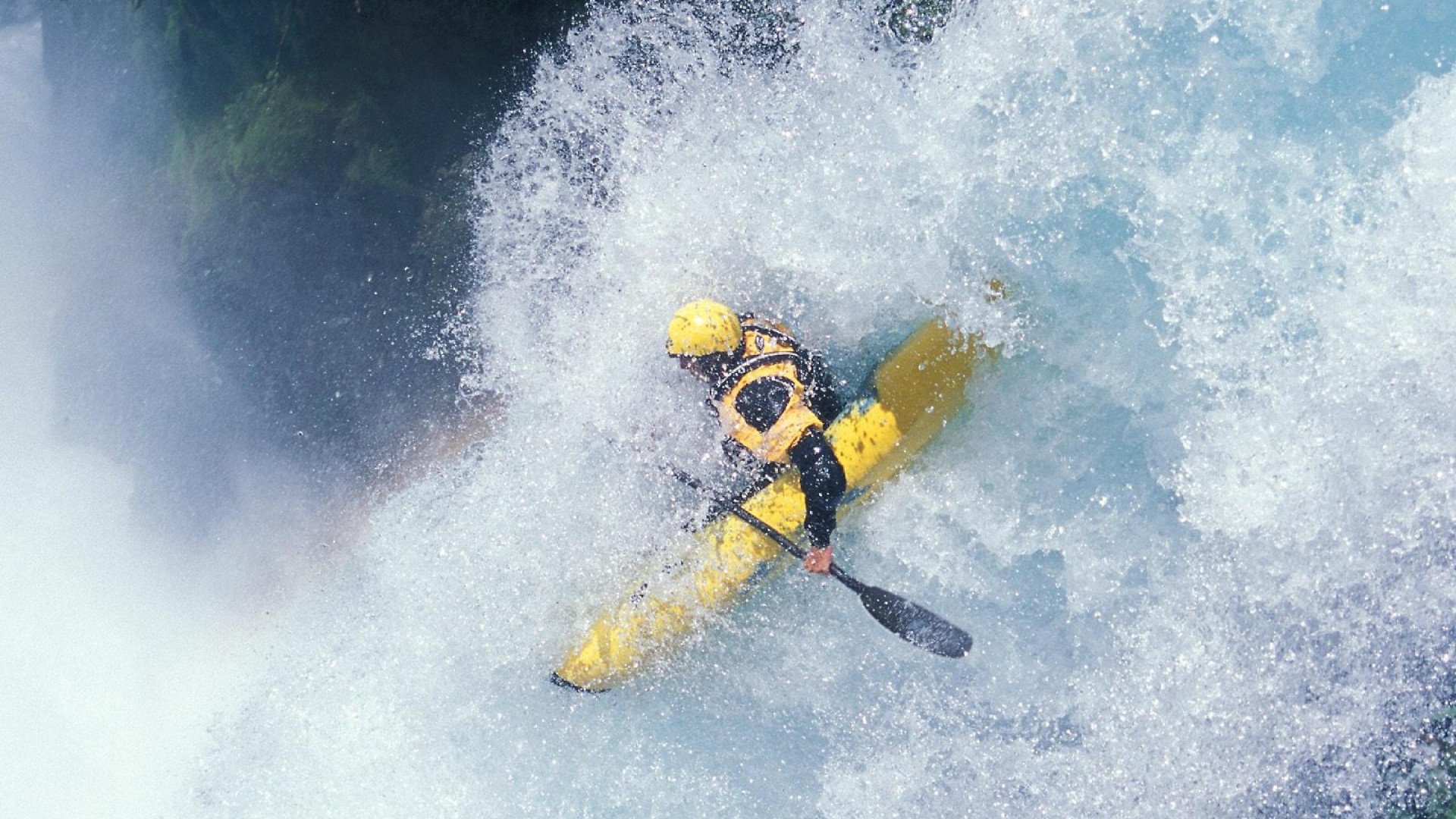 青铜战甲碾碎蓝鹰羽翼！里昂用一场颠覆欧洲格局的决赛，写下现代足球最悲壮的神话